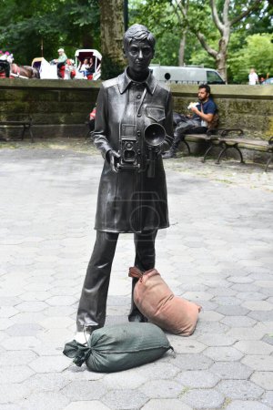 Téléchargez les photos : NEW YORK NY - 18 JUIN : Statue Diane Arbus à Doris C. Freedman Plaza à Central Park à Manhattan, New York, vue le 18 juin 2022. - en image libre de droit