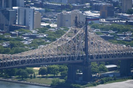 Foto de NEW YORK, NY - JUN 19: View of Queensboro Bridge in New York City, in Queens, New York, as seen on June 19, 2022. It is a cantilever bridge over the East River in New York City that was completed in 1909. - Imagen libre de derechos