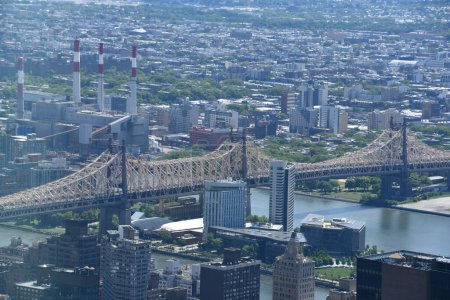 Foto de NEW YORK, NY - JUN 19: View of Queensboro Bridge in New York City, in Queens, New York, as seen on June 19, 2022. It is a cantilever bridge over the East River in New York City that was completed in 1909. - Imagen libre de derechos