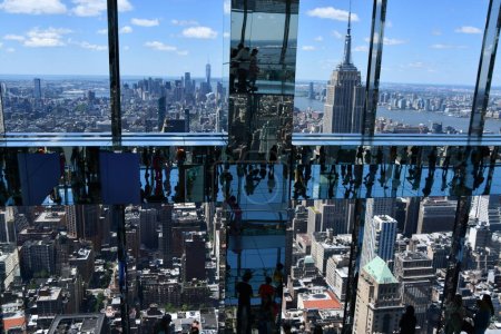 Téléchargez les photos : NEW YORK, NY - JUN 19: Transcendence room at The Summit observation deck at One Vanderbilt in Manhattan, New York City, as seen on June 19, 2022. - en image libre de droit