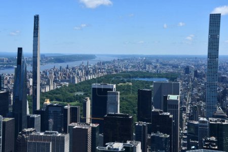 Photo pour NEW YORK, NY - JUN 19: View of Manhattan from The Summit observation deck at One Vanderbilt in Manhattan, New York City, as seen on June 19, 2022. - image libre de droit