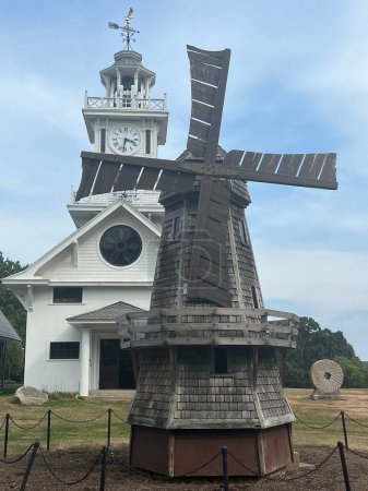 Foto de STRATFORD CT - SEP 4: Miniature Windmill & Clocktower Museum at Boothe Memorial Park & Museum in Stratford, Connecticut, as seen on Sep 4, 2022. - Imagen libre de derechos