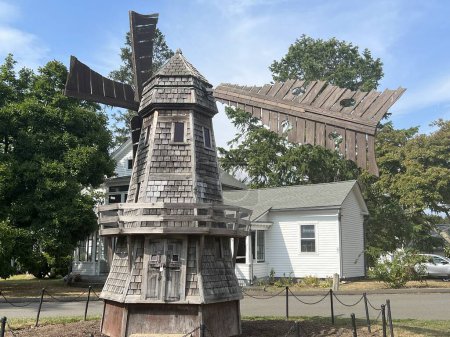 Foto de STRATFORD CT - SEP 4: Miniature Windmill at Boothe Memorial Park & Museum in Stratford, Connecticut, as seen on Sep 4, 2022. - Imagen libre de derechos