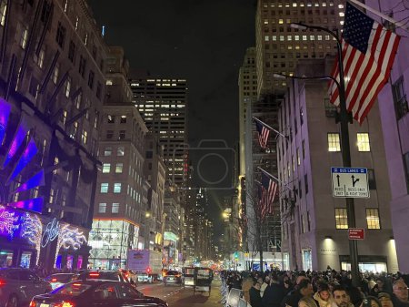 Téléchargez les photos : NEW YORK, NY - DEC 2: Holiday Light Show at Saks Fifth Avenue flagship store in New York City, as seen on Dec 2, 2022. - en image libre de droit