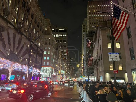 Téléchargez les photos : NEW YORK, NY - DEC 2: Holiday Light Show at Saks Fifth Avenue flagship store in New York City, as seen on Dec 2, 2022. - en image libre de droit