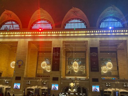 Foto de NUEVA YORK, NY - DIC 7: Feria de vacaciones en Grand Central Terminal en la ciudad de Nueva York, como se ve el Dec 7, 2022. - Imagen libre de derechos