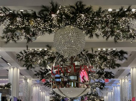 Téléchargez les photos : NEW YORK, NY - DEC 21: Christmas decor at Macy's flagship store at Herald Square in New York, as seen on Dec 21, 2022. It features about 1.1 million square feet of retail space. - en image libre de droit