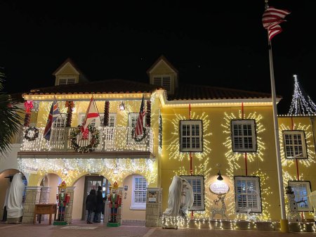 Foto de ST AUGUSTINE FL - DIC 24: Decoración de Navidad en el hotel Hilton St Augustine Historic Bayfront en St Augustine, Florida, visto el Dec 24, 2022. - Imagen libre de derechos