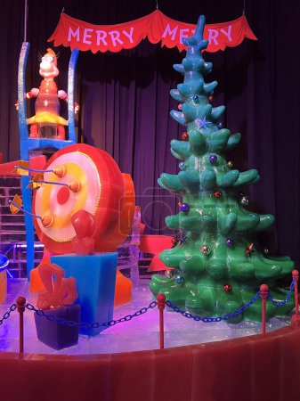 Téléchargez les photos : KISSIMMEE, FL - DEC 25: ICE! How The Grinch Stole Christmas show at Gaylord Palms Resort & Convention Center in Kissimmee, Florida, as seen on Dec 25, 2022. - en image libre de droit