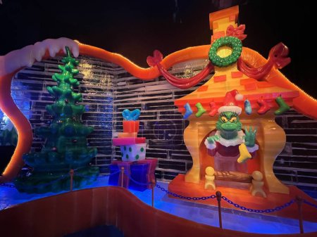 Foto de KISSIMMEE, FL - DEC 25: ICE! How The Grinch Stole Christmas show at Gaylord Palms Resort & Convention Center in Kissimmee, Florida, as seen on Dec 25, 2022. - Imagen libre de derechos