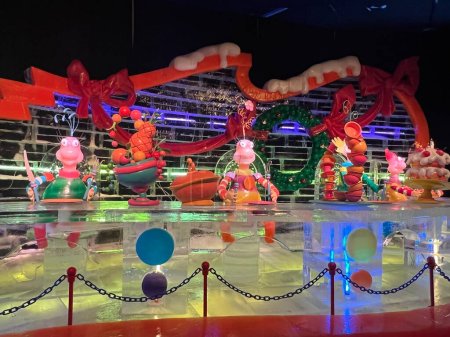 Téléchargez les photos : KISSIMMEE, FL - DEC 25: ICE! How The Grinch Stole Christmas show at Gaylord Palms Resort & Convention Center in Kissimmee, Florida, as seen on Dec 25, 2022. - en image libre de droit