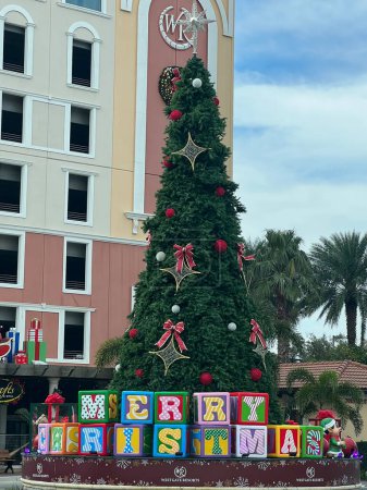 Téléchargez les photos : ORLANDO, FL - DEC 31 : Décor de Noël au Westgate Lakes Resort & Spa à Orlando, Floride, vu le 31 déc. 2022. - en image libre de droit