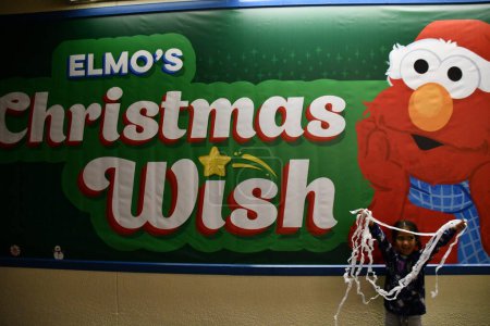 Foto de ORLANDO, FL - DIC 29: Elmos Christmas Wish Show en SeaWorld Orlando en Florida, como se ve en Dec 29, 2022. Es un parque zoológico temático y marino que tiene muchos espectáculos y atracciones en vivo, incluyendo paseos y exhibiciones de animales.. - Imagen libre de derechos