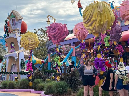 Téléchargez les photos : ORLANDO FL - DEC 30 : Seuss Landing à Universal Islands of Adventure à Orlando, Floride, vu le 30 déc. 2022. - en image libre de droit