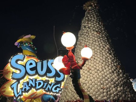 Téléchargez les photos : ORLANDO FL - DEC 30 : Seuss Landing à Universal Islands of Adventure à Orlando, Floride, vu le 30 déc. 2022. - en image libre de droit