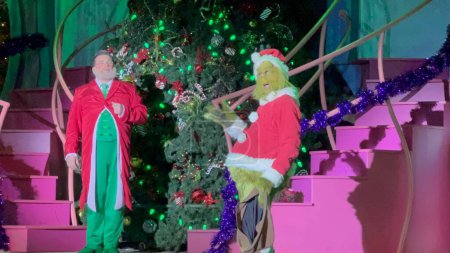 Foto de ORLANDO FL - DEC 30: Grinchmas Who-liday Spectacular show at Seuss Landing at Universal Islands of Adventure in Orlando, Florida, as seen on Dec 30, 2022. - Imagen libre de derechos