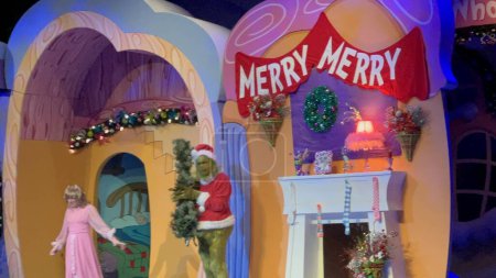 Foto de ORLANDO FL - DEC 30: Grinchmas Who-liday Spectacular show at Seuss Landing at Universal Islands of Adventure in Orlando, Florida, as seen on Dec 30, 2022. - Imagen libre de derechos