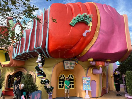 Téléchargez les photos : ORLANDO FL - DEC 30: Oh The Stories You'll Hear show at Seuss Landing at Universal Islands of Adventure in Orlando, Florida, as seen on Dec 30, 2022. - en image libre de droit