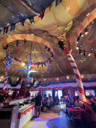 Téléchargez les photos : ORLANDO FL - DEC 30 : Circus McGurkus Cafe Stoo-pendous at Universal Islands of Adventure in Orlando, Floride, as seen on Dec 30, 2022. - en image libre de droit