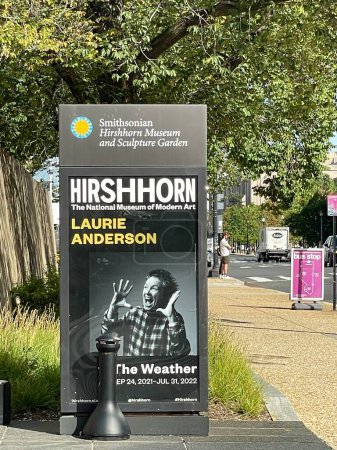 Foto de WASHINGTON DC - SEP 25: La exposición Weather de Laurie Anderson en el Hirshhorn Museum en Washington DC, como se vio el 25 de septiembre de 2021. - Imagen libre de derechos
