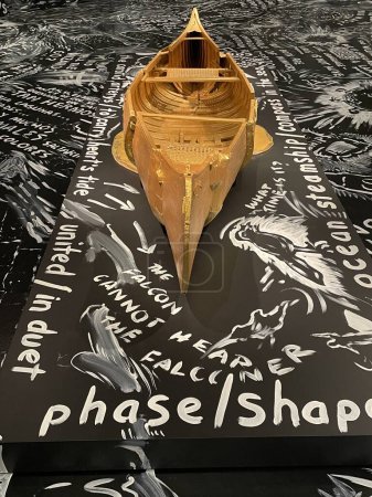 Foto de WASHINGTON DC - SEP 25: La exposición Weather de Laurie Anderson en el Hirshhorn Museum en Washington DC, como se vio el 25 de septiembre de 2021. - Imagen libre de derechos