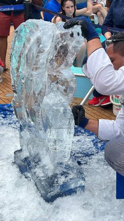 Téléchargez les photos : LONG BEACH CA - 10 avril : Démonstration de sculpture sur glace sur le pont du Lido à bord du bateau de croisière Carnival Panorama, naviguant loin de Long Beach, Californie, comme vu le 10 avril 2023. - en image libre de droit
