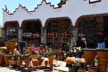 Téléchargez les photos : MAZATLAN, MEXIQUE - 12 avril : Poterie mexicaine et artisanat à Mazatlan, Mexique, vu le 12 avril 2023. - en image libre de droit