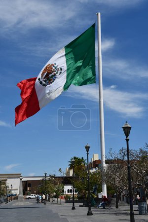 Téléchargez les photos : SAN JOSE DEL CABO, MEXIQUE - 13 avril : Drapeau du Mexique sur la Plaza Mijares à San Jose del Cabo, Mexique, vu le 13 avril 2023. - en image libre de droit