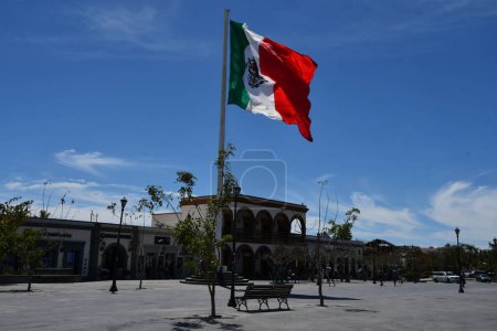 Téléchargez les photos : SAN JOSE DEL CABO, MEXIQUE - 13 avril : Drapeau du Mexique sur la Plaza Mijares à San Jose del Cabo, Mexique, vu le 13 avril 2023. - en image libre de droit