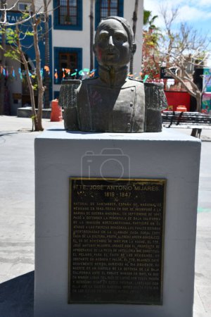 Téléchargez les photos : SAN JOSE DEL CABO, MEXIQUE - 13 avril : Statue de José Antonio Mijares sur la Plaza Mijares à San Jose del Cabo, Mexique, vue le 13 avril 2023. - en image libre de droit