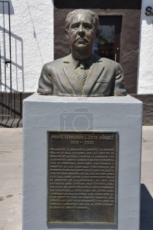 Téléchargez les photos : SAN JOSE DEL CABO, MEXIQUE - 13 avril : Statue du professeur Fernando Cota Sandez sur la Plaza Mijares à San Jose del Cabo, Mexique, vue le 13 avril 2023. - en image libre de droit