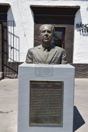 Téléchargez les photos : SAN JOSE DEL CABO, MEXIQUE - 13 avril : Statue du professeur Fernando Cota Sandez sur la Plaza Mijares à San Jose del Cabo, Mexique, vue le 13 avril 2023. - en image libre de droit