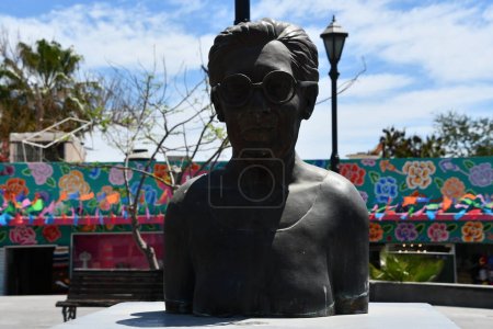Téléchargez les photos : SAN JOSE DEL CABO, MEXIQUE - 13 avril : Statue de Profra Maria Amelia Wilkes Cesena sur la Plaza Mijares à San Jose del Cabo, Mexique, vue le 13 avril 2023. - en image libre de droit