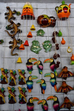 Téléchargez les photos : MAZATLAN, MEXIQUE - 12 avril : Poterie mexicaine et artisanat à Mazatlan, Mexique, vu le 12 avril 2023. - en image libre de droit