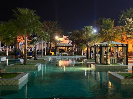 Foto de DOHA QATAR - 11 de febrero: Sharq Village & Spa, un hotel Ritz-Carlton, en Doha, Qatar, visto el 11 de febrero de 2023. - Imagen libre de derechos