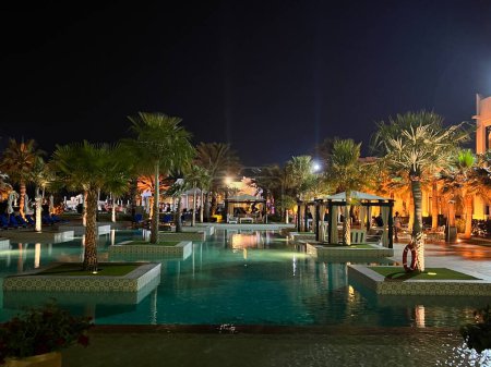 Foto de DOHA QATAR - 11 de febrero: Sharq Village & Spa, un hotel Ritz-Carlton, en Doha, Qatar, visto el 11 de febrero de 2023. - Imagen libre de derechos