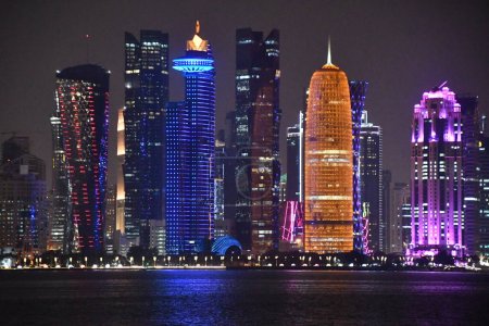 Foto de DOHA, QATAR - 11 de febrero: El horizonte de Doha en Qatar, visto el 11 de febrero de 2023. - Imagen libre de derechos