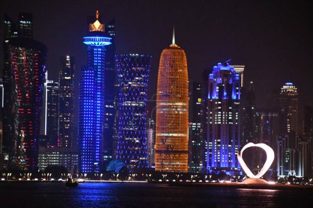 Foto de DOHA, QATAR - 11 de febrero: El horizonte de Doha en Qatar, visto el 11 de febrero de 2023. - Imagen libre de derechos