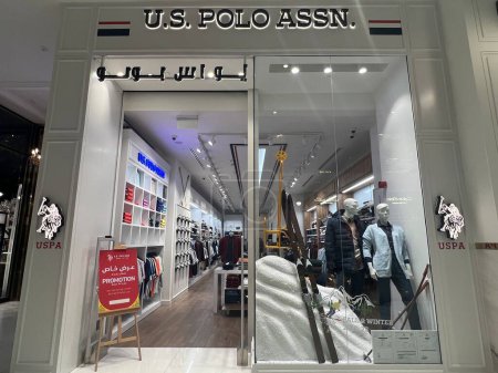 Foto de DOHA QATAR - 12 de FEB: Tienda Polo Assn de EE.UU. en Place Vendome Mall en Lusail, cerca de Doha, Qatar, como se ve el Feb 12, 2023. - Imagen libre de derechos