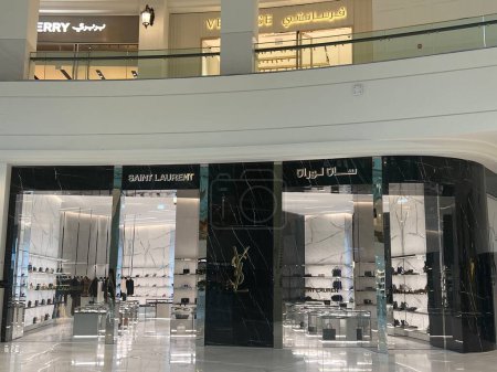 Foto de DOHA QATAR - 12 de FEB: Tienda YSL en Place Vendome Mall en Lusail, cerca de Doha, Qatar, como se ve el Feb 12, 2023. - Imagen libre de derechos