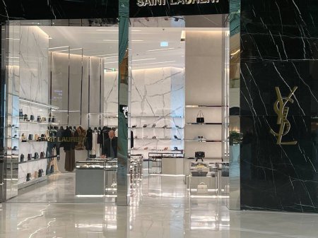 Foto de DOHA QATAR - 12 de FEB: Tienda YSL en Place Vendome Mall en Lusail, cerca de Doha, Qatar, como se ve el Feb 12, 2023. - Imagen libre de derechos