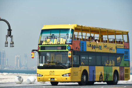 Foto de DOHA, QATAR - 13 de FEB: Doha Bus Hop-On Hop-Off en Qatar, visto en 13 de Feb de 2023. - Imagen libre de derechos