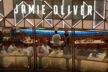 Téléchargez les photos : DUBAI, Émirats arabes unis - 15 février : Jamies Italian Restaurant par Jamie Oliver au Dubai Mall à Dubaï, Émirats arabes unis, vu le 15 février 2023. Avec plus de 12 millions de pieds carrés, c'est le plus grand centre commercial au monde en termes de superficie totale et le 6ème en termes de superficie louable brute.. - en image libre de droit