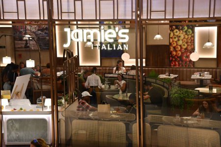Téléchargez les photos : DUBAI, Émirats arabes unis - 15 février : Jamies Italian Restaurant par Jamie Oliver au Dubai Mall à Dubaï, Émirats arabes unis, vu le 15 février 2023. Avec plus de 12 millions de pieds carrés, c'est le plus grand centre commercial au monde en termes de superficie totale et le 6ème en termes de superficie louable brute.. - en image libre de droit