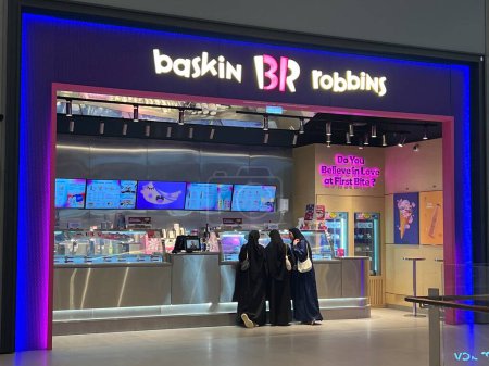 Foto de DUBAI Emiratos Árabes Unidos - 17 de febrero: Baskin Robbins 31 en el Dubai Hills Mall en Dubai, Emiratos Árabes Unidos, visto el 17 de febrero de 2023. - Imagen libre de derechos