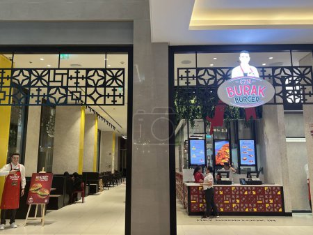 Téléchargez les photos : DUBAI EAU - 17 février : Burak Burger CZN au Dubai Hills Mall à Dubaï, EAU, vu le 17 février 2023. - en image libre de droit