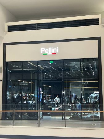 Téléchargez les photos : DUBAI EAU - 17 février : Magasin Pellini au Dubai Hills Mall à Dubaï, EAU, vu le 17 février 2023. - en image libre de droit
