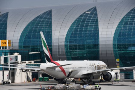 Téléchargez les photos : DUBAI Émirats arabes unis - 17 février : Emirates Airlines au terminal 3 de l'aéroport international de Dubaï à Dubaï, Émirats arabes unis, vu le 17 février 2023. - en image libre de droit