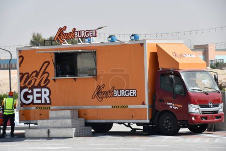 Foto de DUBAI IAE - 17 de FEB: Camiones alimentarios en el Mirdif Park Way en Dubai, Emiratos Árabes Unidos, visto el 17 de febrero de 2023. - Imagen libre de derechos