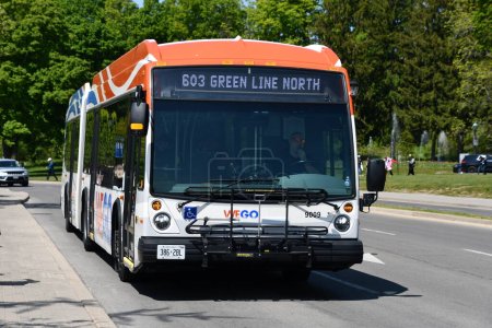 Téléchargez les photos : NIAGARA FALLS ON - 28 MAI : WEGO Bus à Clifton Hill à Niagara Falls, Ontario, au Canada tel que vu le 28 mai 2023. - en image libre de droit